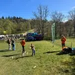 SpeelKubb brengt sport en spel samen op Second Tent Event Alt-tekst: Kinderen verzamelen zich voor de start van een kubbworkshop van SpeelKubb tijdens het Second Tent Event.