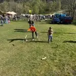 SpeelKubb brengt sport en spel samen op Second Tent Event Kinderen oefenen met het werpen van houten blokken tijdens een kubbworkshop.