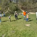 SpeelKubb brengt sport en spel samen op Second Tent Event Bezoekers kijken toe bij een kubbwedstrijd tijdens het Second Tent Event.