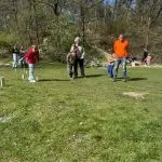 SpeelKubb brengt sport en spel samen op Second Tent Event Twee teams spelen tegen elkaar tijdens een kubbwedstrijd op het evenement.