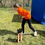 SpeelKubb brengt sport en spel samen op Second Tent Event Kinderen richten zich op het omgooien van de kubbblokken tijdens een wedstrijd.