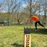 SpeelKubb brengt sport en spel samen op Second Tent Event Kubbsets en houten spelmateriaal liggen klaar op het gras, verzorgd door Kubb.nl.