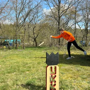 Kubbsets en houten spelmateriaal liggen klaar op het gras, verzorgd door Kubb.nl.