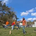 SpeelKubb brengt sport en spel samen op Second Tent Event Kinderen proberen de laatste kubbblokken om te gooien in een spannende wedstrijd.