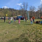 SpeelKubb brengt sport en spel samen op Second Tent Event Een kubbwedstrijd is bezig tijdens het Second Tent Event op een grasveld.