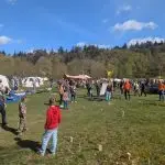 SpeelKubb brengt sport en spel samen op Second Tent Event Alt-tekst: Kinderen overleggen in hun team tijdens een kubbwedstrijd.